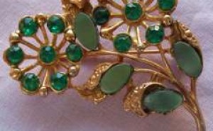 GREEN_STONE_FLORAL_BROOCH_FRONT
